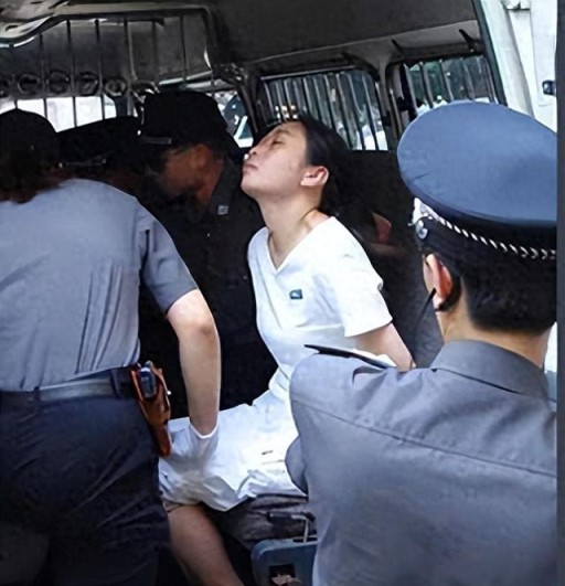 04年，福建美女被执行注射死刑，被按执行床前，她向狱警深深鞠躬