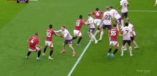 ⚽英超半场：德里赫特血流不止引发争议 平诺克补时破门 曼联0-1布伦特福德